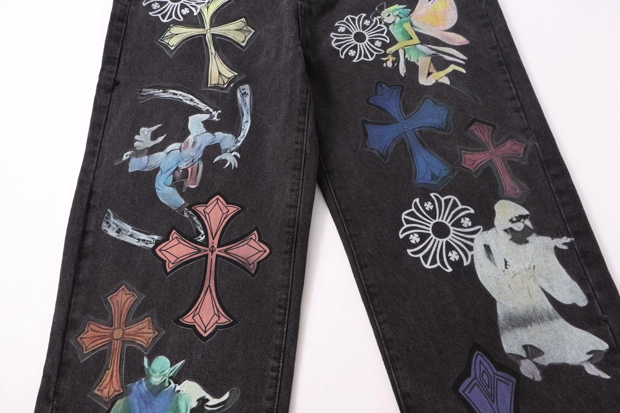 P290 Style number: H73 Crow Heart & 𝐂𝐡𝐫𝐨𝐦𝐞 𝐇𝐞𝐚𝐫𝐭 ss25 black elf print jeans. Styles with different washed textures are very friendly to people with thin legs. The slightly flared version perfectly modifies the leg shape. The timeless and moderate length makes it easy to match and match. It is the basis for various styles and is a must-have in your wardrobe! The fabric is stiff but also makes the upper body soft without losing texture. The washing process is even more perfect. It is a must-have item for everyone! ! ! Washed wheat, hang tag, pants label, three labels complete Color: black Size: 30-32-34-36